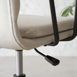 Aiko Chaise de bureau rembourrée beige avec accoudoirs et roulettes^Banak Discount